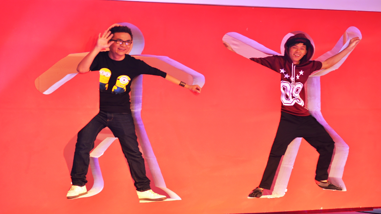 NGƯỜI ĐI XUYÊN TƯỜNG