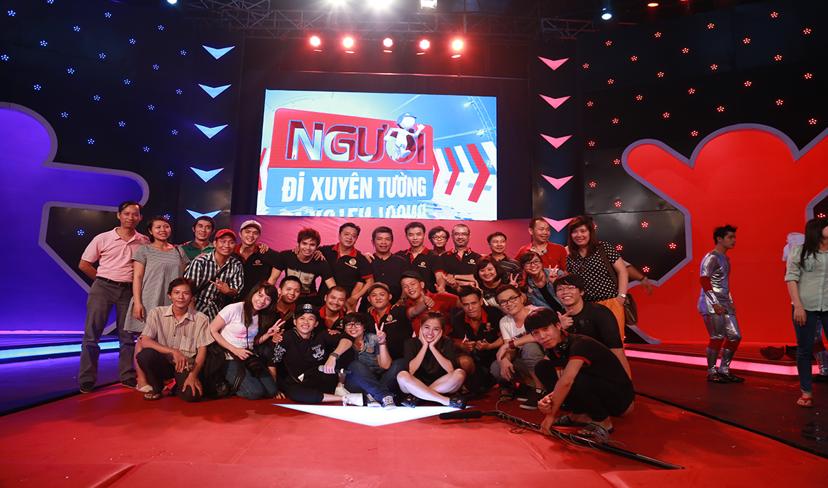 NGƯỜI ĐI XUYÊN TƯỜNG