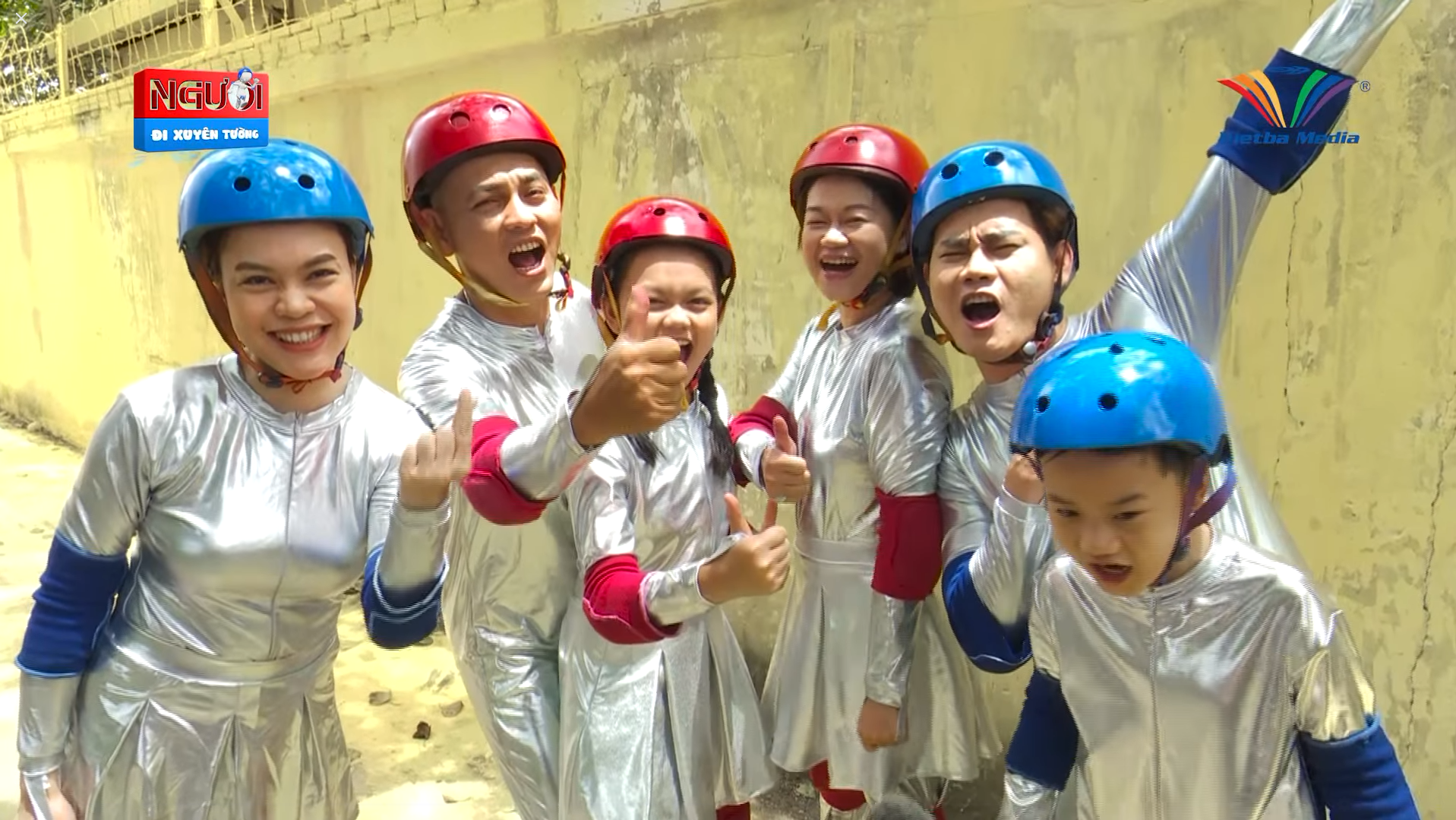 NGƯỜI ĐI XUYÊN TƯỜNG NHÍ